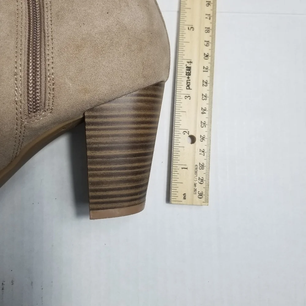 OLD NAVY WOMEN'S TAN ANKLE BOOTS SIZE 9